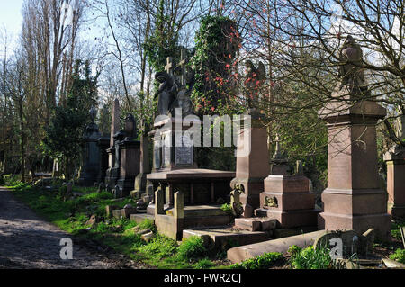 Denkmäler auf dem Abney Park Cemetery, Stoke Newington, North London, Großbritannien Stockfoto