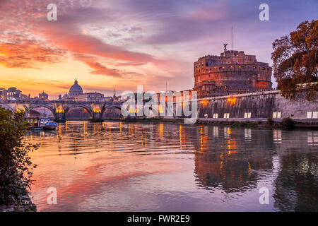 Dämmerung auf Tiber mit Anblick des Hadrian Mausoleum und Vatikanstadt Stockfoto