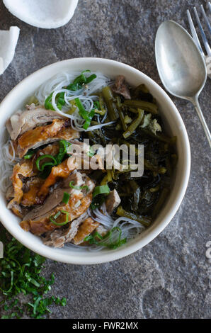 Zerfetztes gebratene Ente mit Nudeln Stockfoto