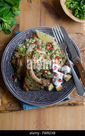 Ein Rack mit Lamm mit Taboulé Stockfoto