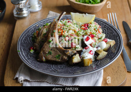 Ein Rack mit Lamm mit Taboulé Stockfoto