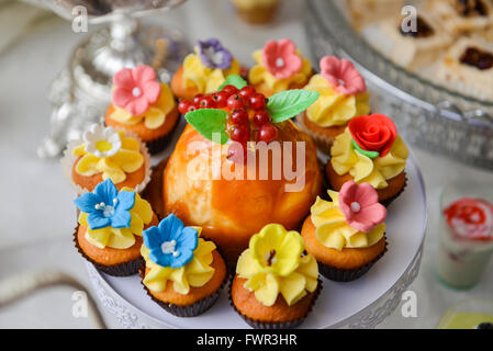 Eine Menge von farbigen Cupcakes in natürlichem Licht Stockfoto