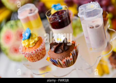 Eine Menge von farbigen Cupcakes in natürlichem Licht Stockfoto