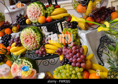 Verschiedene Arten von Früchten auf Tisch, Hochzeitstag Stockfoto