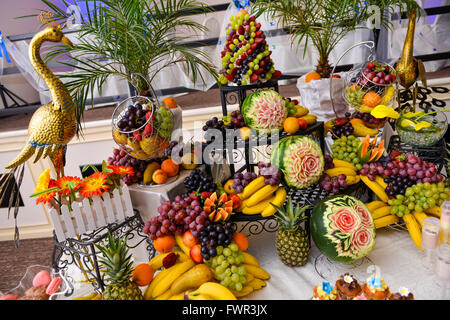 Verschiedene Arten von Früchten auf Tisch, Hochzeitstag Stockfoto