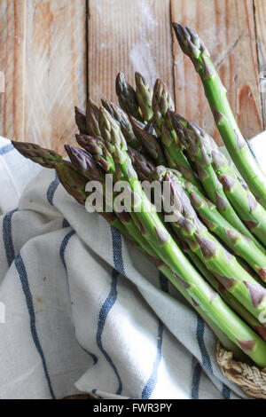Reihe von frischem Spargel auf Holztisch Stockfoto
