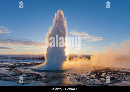 Ausbruch des Strokkur, Fountain Geysir im Bereich Geothermie neben dem Fluss Hvítá im Winter, Haukadalur, Sudurland, Island Stockfoto