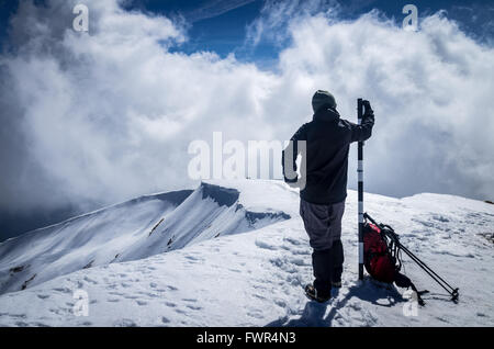 Winterlandschaft in den Bergen. Gruppe von Wanderern. Bergrücken fallenden Schnee im Winter in Europa. Stockfoto