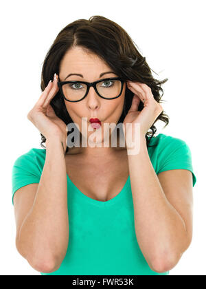 Dumme junge Frau Grimassen saugen In Wangen mit Brille vor einem weißen Hintergrund isoliert Stockfoto