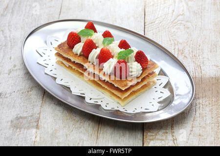 hausgemachte Erdbeer Mille Feuille, Napoleon Torte, Blätterteig Stockfoto