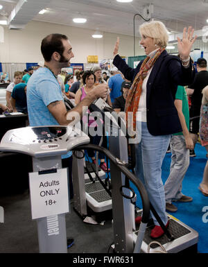 Hutchinson, Kansas, USA, 12. September 2015 Frau Frankie Roberts auf Heimtrainer an der Kansas State Fair. Bildnachweis: Mark Reinstein Stockfoto