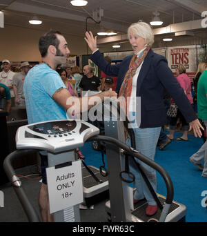 Hutchinson, Kansas, USA, 12. September 2015 Frau Frankie Roberts auf Heimtrainer an der Kansas State Fair.  Bildnachweis: Mark Reinstein Stockfoto