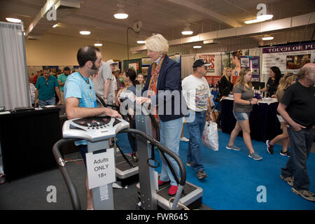 Hutchinson, Kansas, USA, 12. September 2015 Frau Frankie Roberts auf Heimtrainer an der Kansas State Fair. Bildnachweis: Mark Reinstein Stockfoto