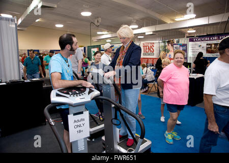 Hutchinson, Kansas, USA, 12. September 2015 Frau Frankie Roberts auf Heimtrainer an der Kansas State Fair.  Bildnachweis: Mark Reinstein Stockfoto