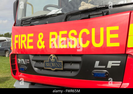 Feuer und Rettung Legende in leuchtend gelben Schriftzug auf der Vorderseite ein Feuerwehrauto. Das Fahrzeug ist ein DAF LF-Baureihe. Stockfoto