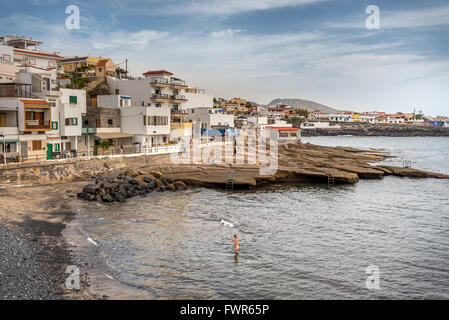 Strand, Wohnungen und Restaurants im Fischerdorf La Caleta auf Teneriffa Stockfoto