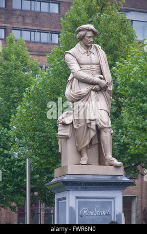 Rembrandt-Statue des Bildhauers Louis Royer in Rembrandtplein Amsterdam Niederlande Stockfoto