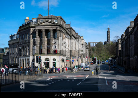 Blick vom östlichen Ende der Princes Street, Nachschlagen von Waterloo Place zum Calton Hill in Edinburgh. Stockfoto