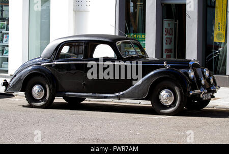 Ein 1953 RME Riley geparkt entlang einer Seitenstraße an einem sonnigen Frühlings-Nachmittag in Dundee, Großbritannien Stockfoto