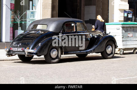 Ein 1953 RME Riley geparkt entlang einer Seitenstraße an einem sonnigen Frühlings-Nachmittag in Dundee, Großbritannien Stockfoto