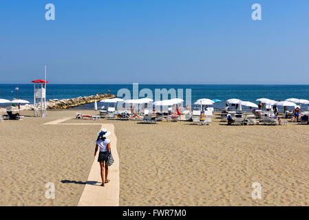 Frau am Strand, Strand Lido di Venezia, Venedig, Veneto, Italien Stockfoto