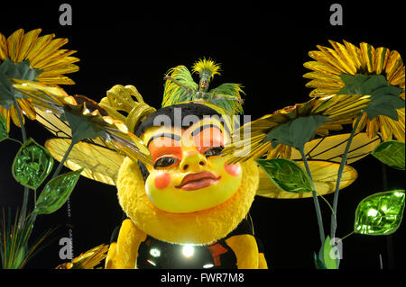 Allegorien Schwimmer, Biene, Parade der Samba-Schule in Leopoldinense, Karneval 2016 im Sambadrome, Rio De Janeiro Stockfoto
