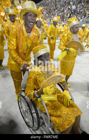 Alte Frau in einem Rollstuhl, Parade der Sambaschule Beija Flor de Nilópolis, Karneval 2016 im Sambadrome, Rio De Janeiro Stockfoto