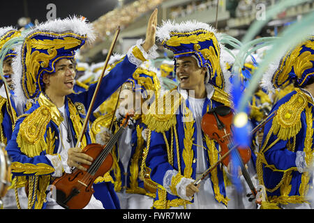 Jugendliche in Kostümen mit Geigen, Samba Gruppe Bateria, Parade der Sambaschule Beija Flor de Nilópolis, Sambodromo Stockfoto