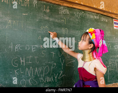 Mädchen mit Halsringen in der Schule, Padaung Bergvolk, lang-necked Frauen, Schulmädchen zeigt auf eine Tafel, Provinz Chiang Rai Stockfoto