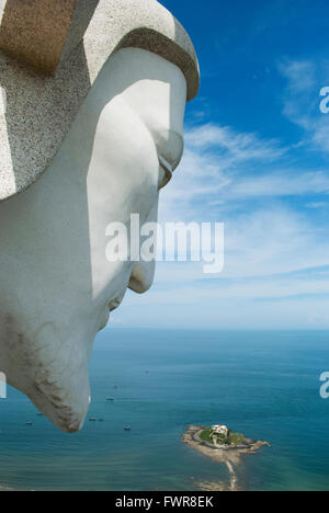 Statue von Jesus mit Blick auf eine Insel in Vung Tau Stockfoto