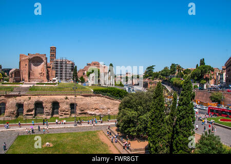 Schöner Panoramablick über den Tempel der Venus und der Straße Fori Imperiali Stockfoto