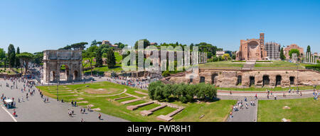 Schönen Sommer anzeigen vom Kolosseum entfernt den Bogen von Constantine, Tempel der Venus und der Heiligen Straße Stockfoto