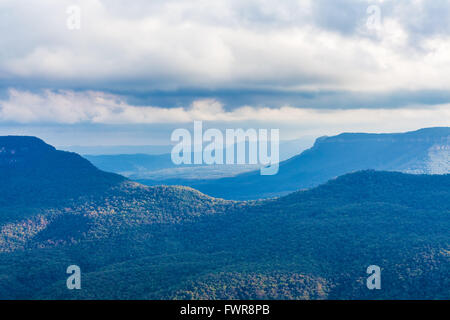 Schöne Blue Mountains Silhouetten von Evans Lookout betrachtet. Felsen von Echo Suche betrachtet Stockfoto