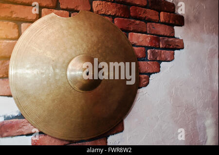 Drum-Platte auf Ziegelwand dekoriert Stockfoto