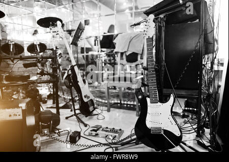 Einrichten von Gitarre Audiobearbeitung Effekte und e-Gitarre Stockfoto