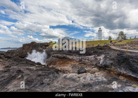 Kiama Leuchtturm mit Wasser Spritzen aus dem Blasloch, Sydney, NSW, Australien Stockfoto