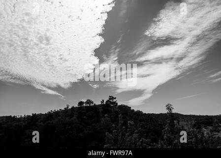 Mid-Level Altocumulus-Wolken über einem portugiesischen Hügel Stockfoto