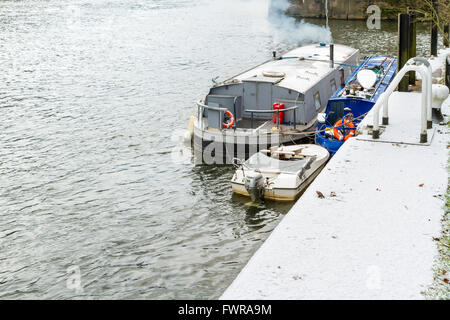 Hausboot und 15-04 zusammen auf dem Fluss Trent im Winter, Nottinghamshire, England, UK günstig Stockfoto