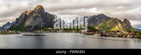 Panorama des Monte Olstind und Reine Fischerdorf auf Lofoten in Norwegen. Stockfoto