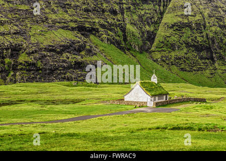 Kleine Dorfkirche in Saksun auf der Insel Streymoy, Färöer-Inseln, Dänemark Stockfoto