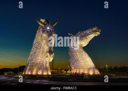 Die Kelpies Pferd Statue beleuchtet in der Nacht im The Helix Park in Falkirk, Schottland Stockfoto