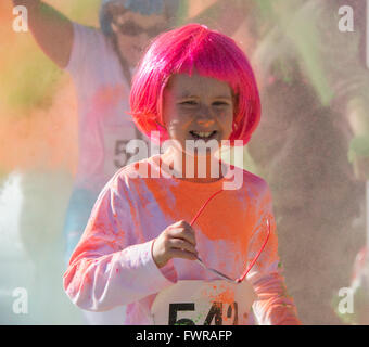 Kinder in Crossfire Farbe laufen in Derry. Stockfoto