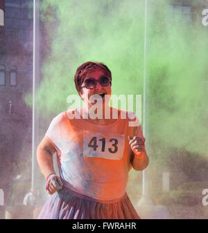 Kinder im Kreuzfeuer Farbe Volkslauf in Derry. Stockfoto