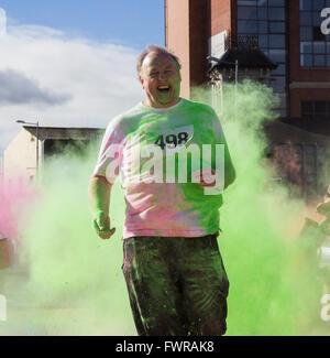 Kinder im Kreuzfeuer Spaß Farbe laufen in Derry Stockfoto