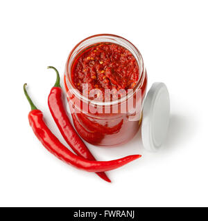 Glas mit traditionellen indonesischen Sambal und frische rote Chilischoten auf weißem Hintergrund Stockfoto