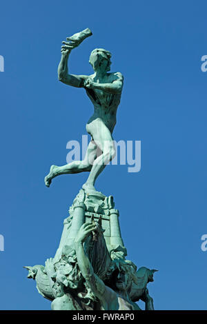 Statue von Brabo werfen die Hand des Riesen Antigoon auf dem Grote Markt in Antwerpen-Belgien Stockfoto