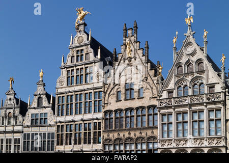 Reihe von Fassaden der flämischen Zunfthäusern auf dem Grote Markt in Antwerpen, Belgien Stockfoto