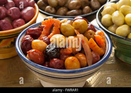 Marokkanische verschiedene eingelegte Oliven in Schalen für einen Snack hautnah Stockfoto