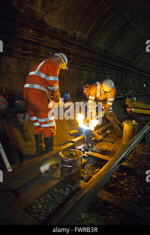 Ingenieure Schweißen Ersatzkomponenten Track zusammen mit Thermit Schweißen am Londoner U-Bahn Gleis, London, UK Stockfoto