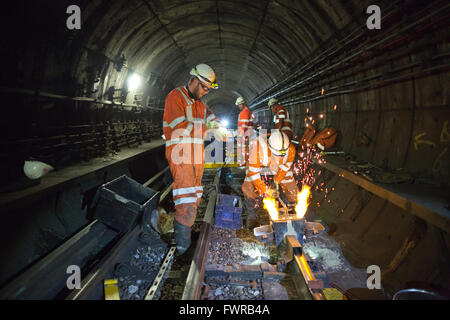 Ingenieure Schweißen Ersatzkomponenten Track zusammen mit Thermit Schweißen am Londoner U-Bahn Gleis, London, UK Stockfoto